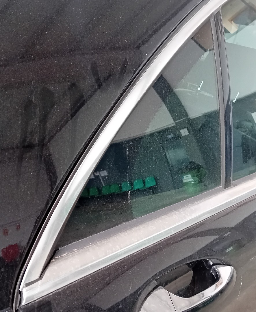 Right rear triangle window