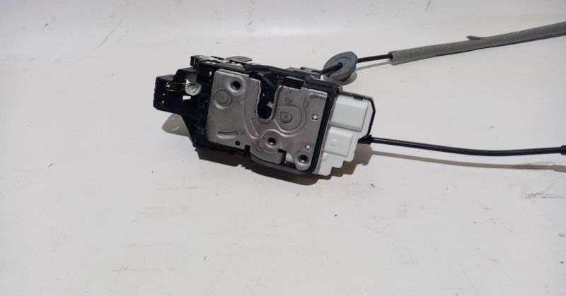 Fechadura / fecho porta trás direito