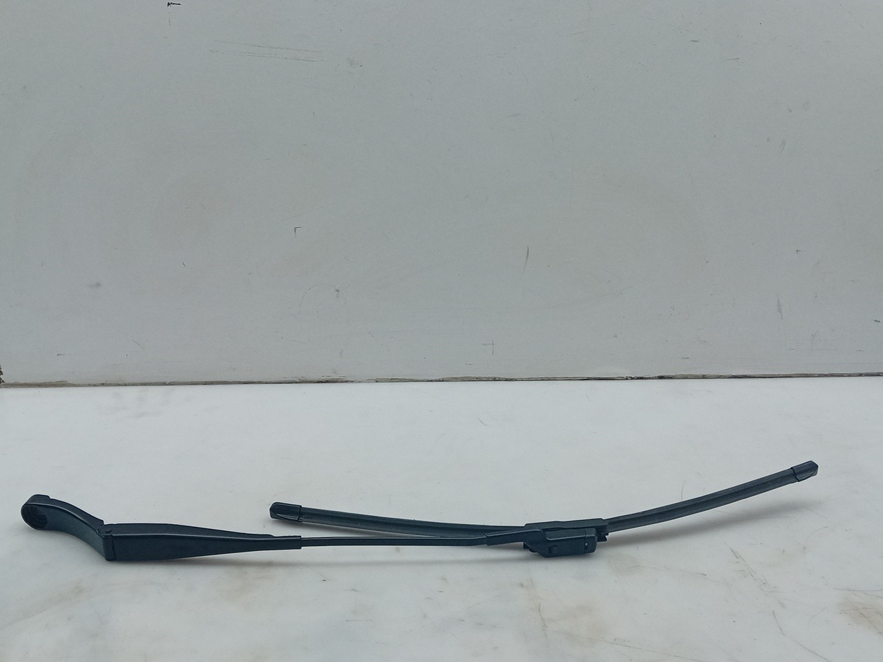 Windscreen wiper arm Left front