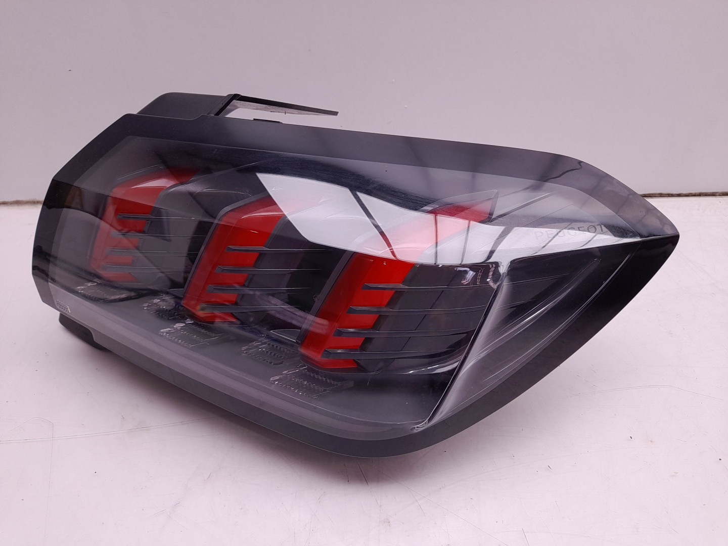 Right Tail light PEUGEOT 208 II Imagem-1