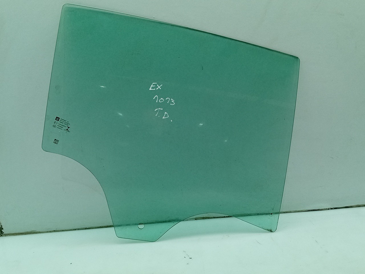 Right rear door glass