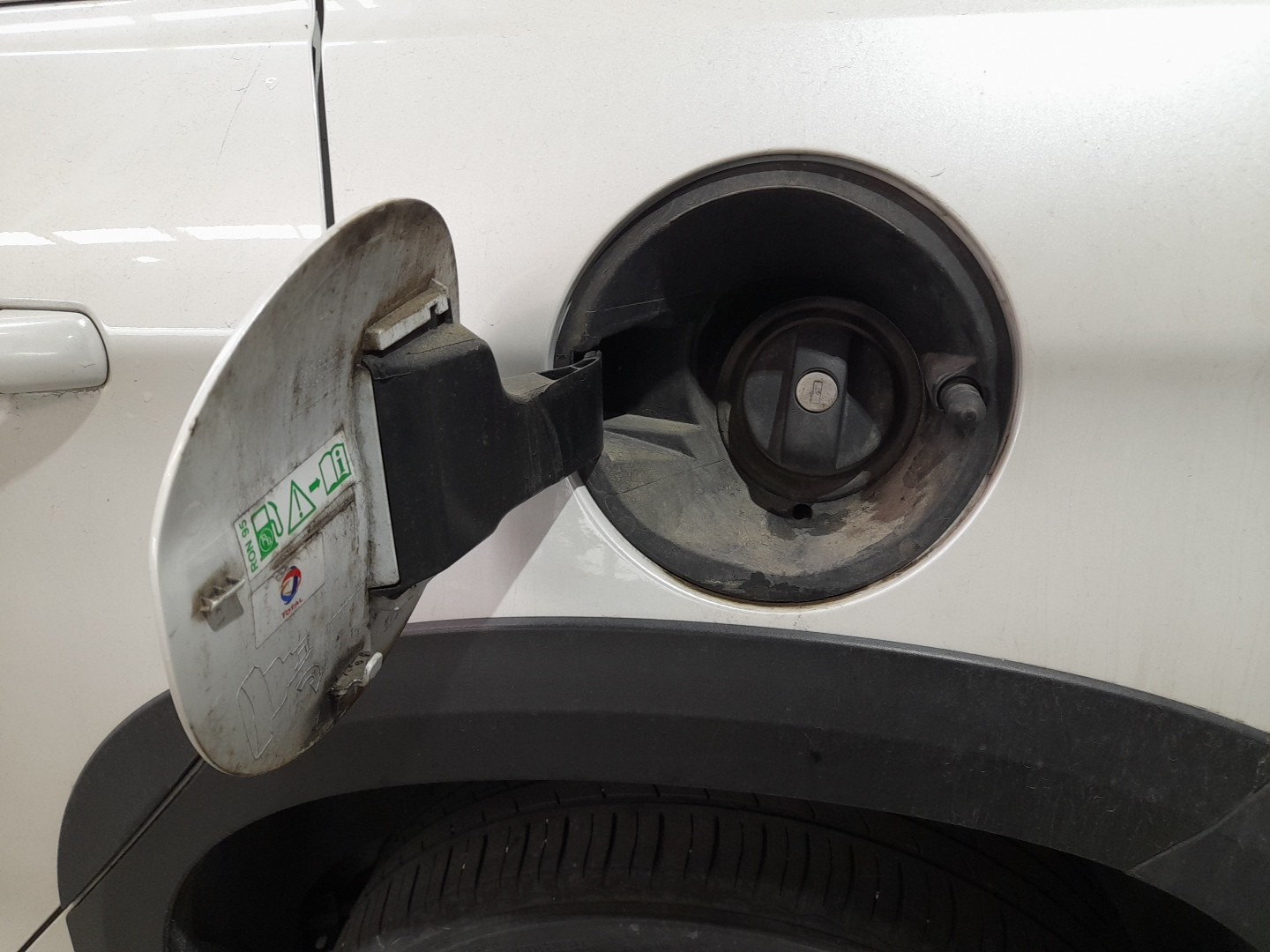 Fuel tank cap PEUGEOT 2008 I (CU_) Imagem-1