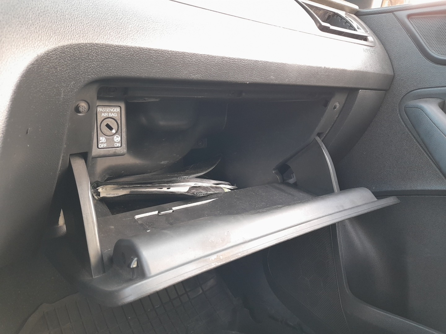 Porta luvas SKODA Rapid Liftback (NH3) Imagem-1