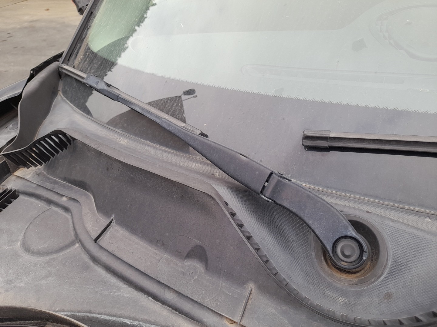Windscreen wiper arm Right front