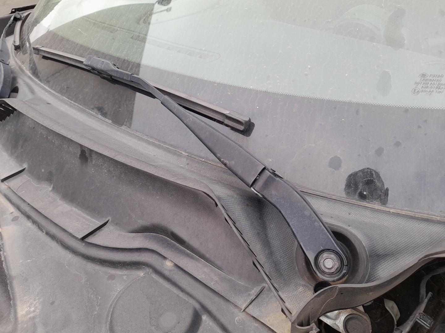 Windscreen wiper arm Left front