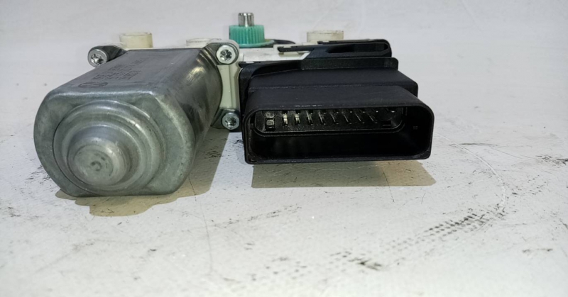 Motor vidro trás direito VOLKSWAGEN Passat Variant (3C5) Imagem-1