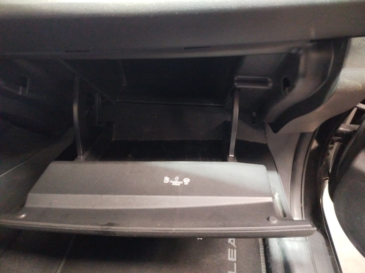 Glove Box / Compartment NISSAN Leaf EV (ZE1) Imagem-1