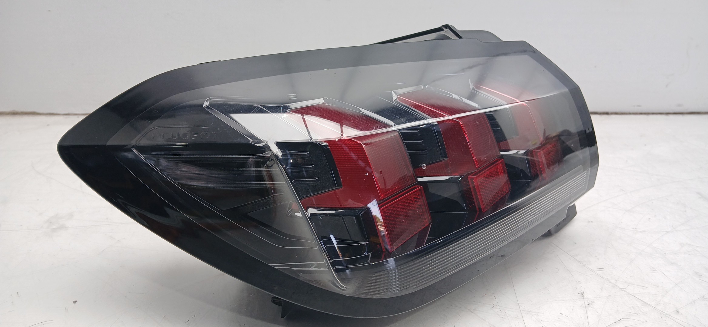 Left Tail light PEUGEOT 208 II Imagem-1