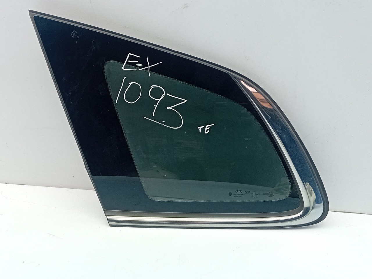 Left rear quarter glass