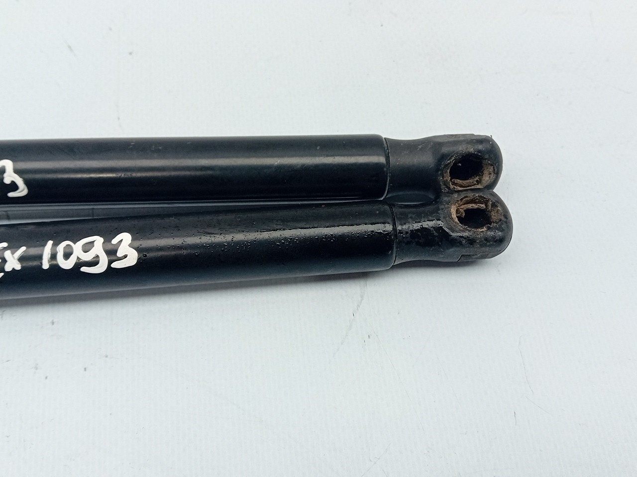 Trunk Shock Absorber KIA Carens IV Imagem-1