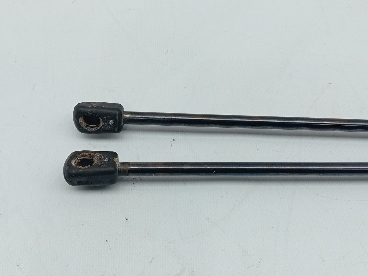 Trunk Shock Absorber KIA Carens IV Imagem-2