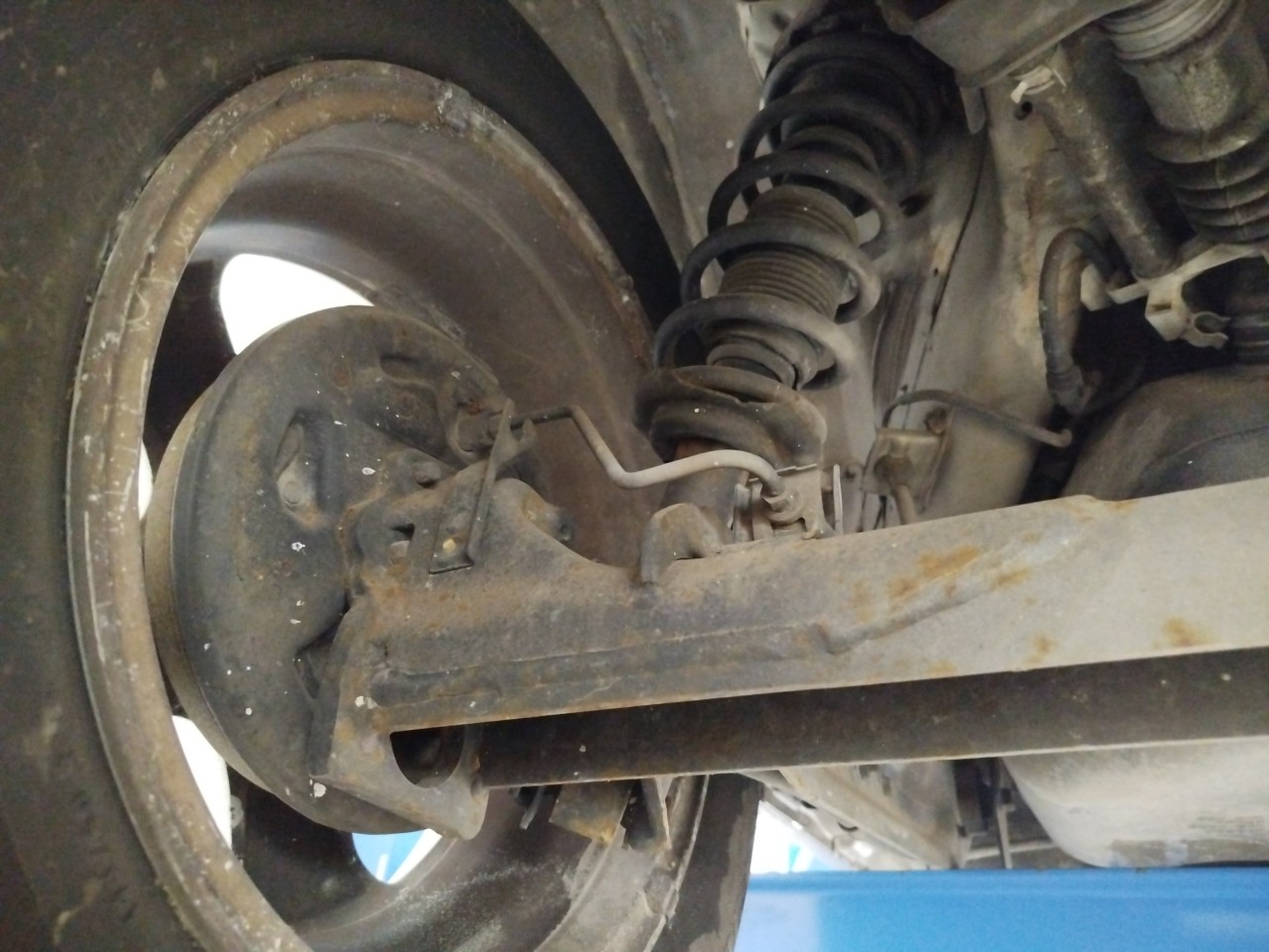 Rear axle with drum brakes NISSAN Almera II Sedan (N16) Imagem-1