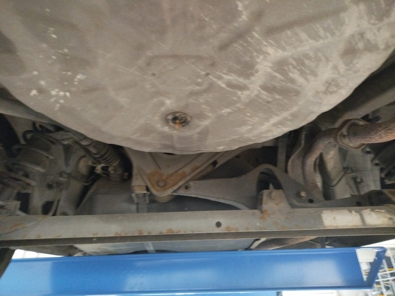 Rear axle with drum brakes NISSAN Almera II Sedan (N16) Imagem-2