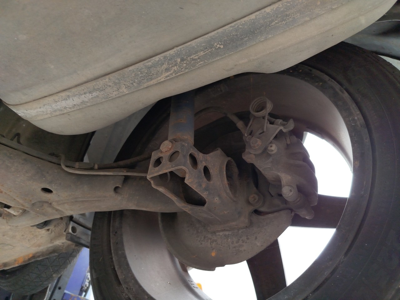 Essieu arrière à disques AUDI A4 Avant (8D5, B5) Imagem-1