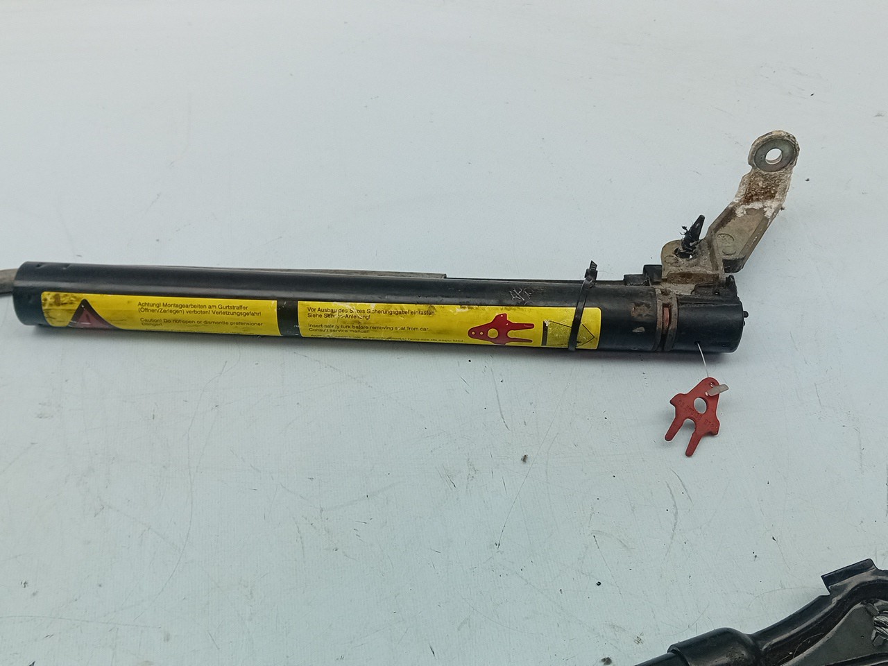 Prétensionneur de ceinture avant gauche OPEL Corsa B Imagem-1