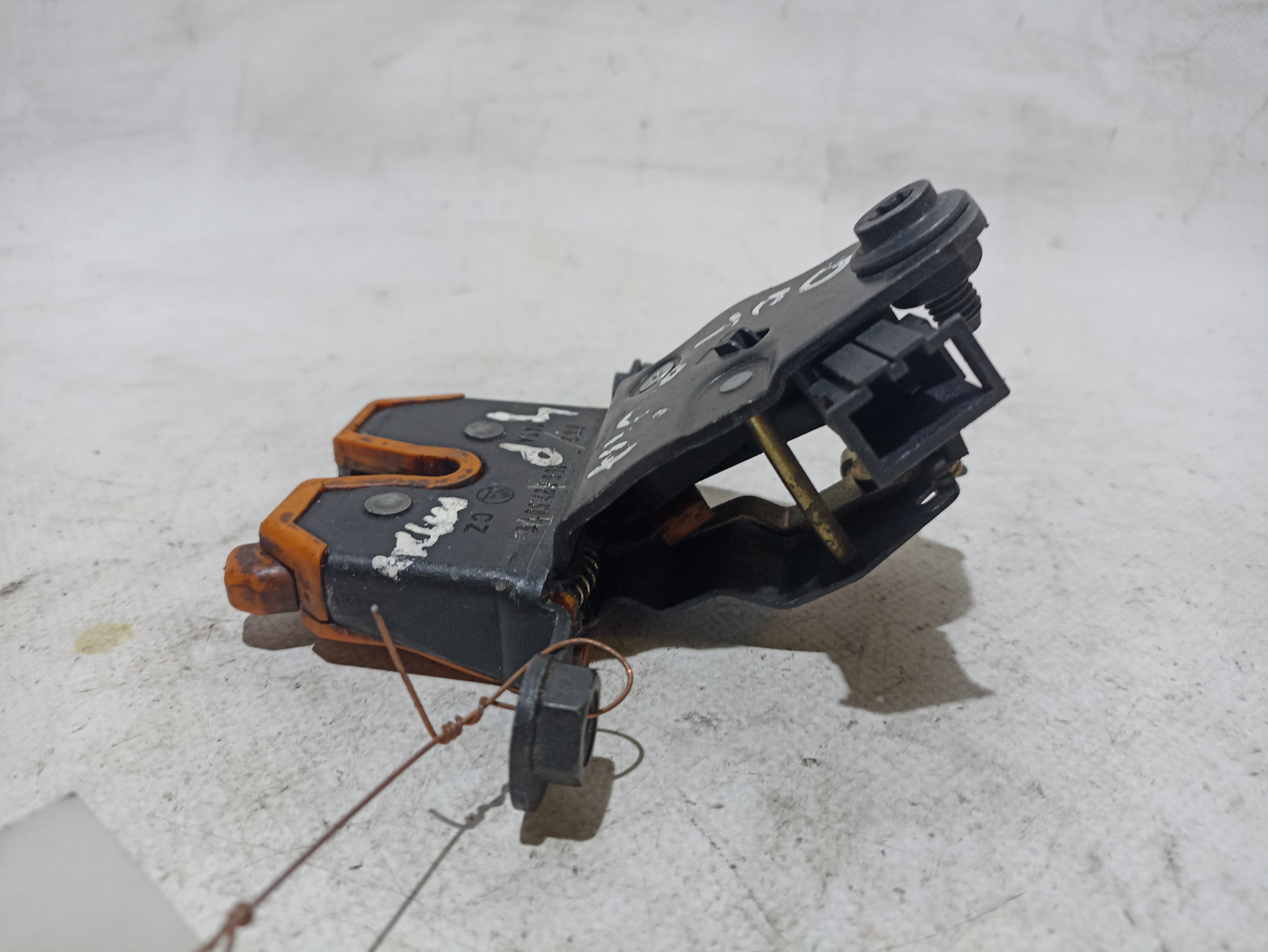 Tailgate Lock /Latch SKODA Octavia I Hatchback (1U2) Imagem-1