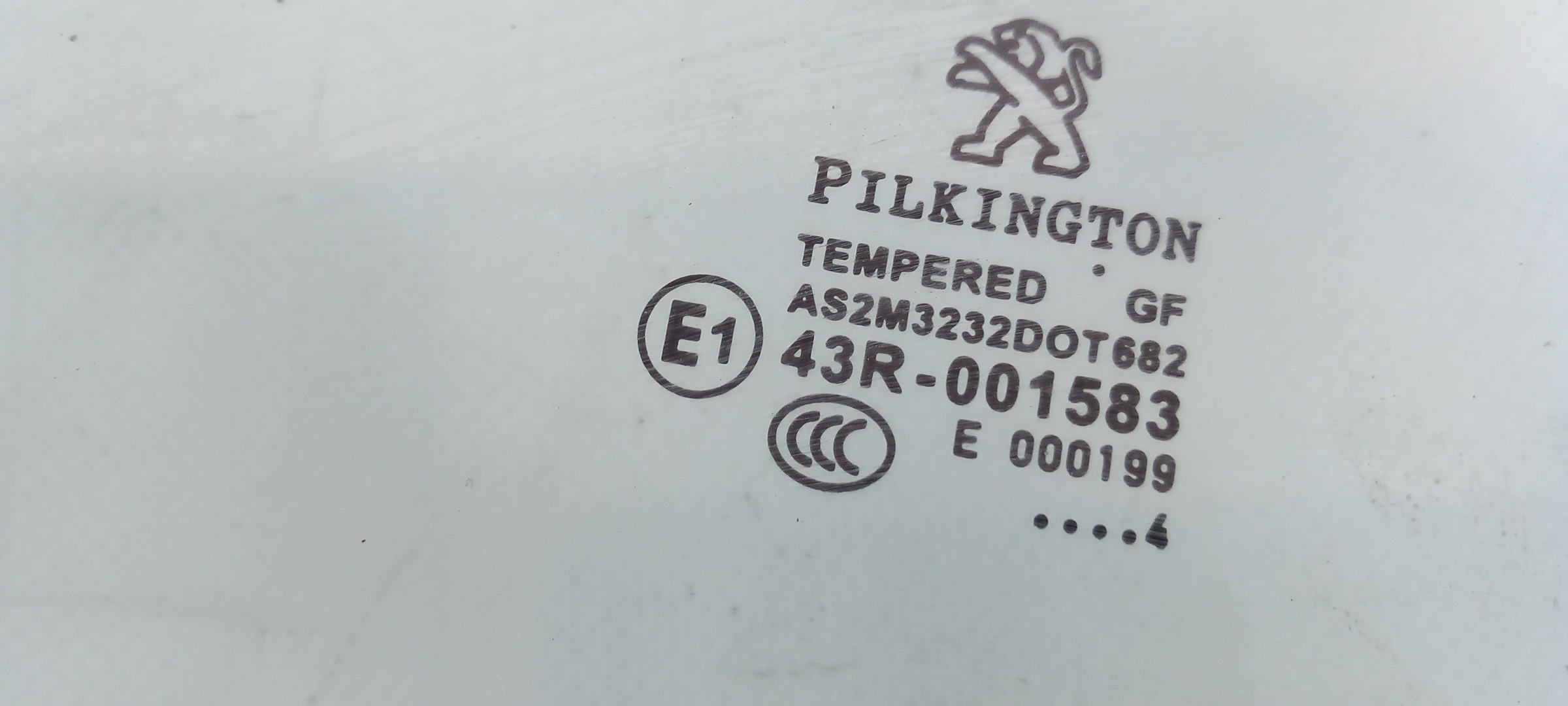 Vidro porta trás direito PEUGEOT 208 Imagem-1