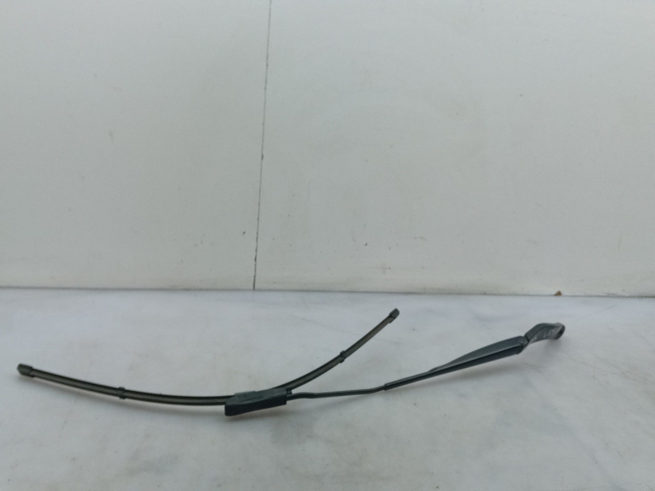 Windscreen wiper arm Left front