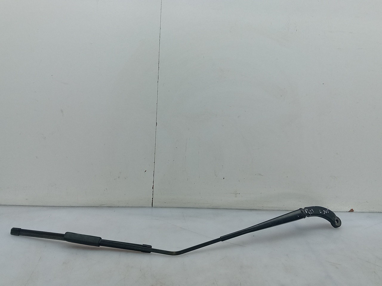 Windscreen wiper arm Right front