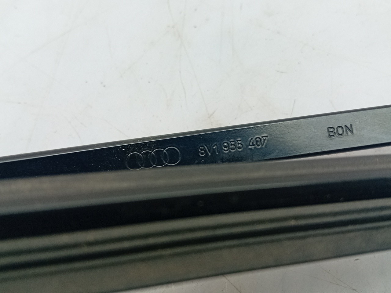 Windscreen wiper arm Left front AUDI A3 Sportback (8VA, 8VF) Imagem-2
