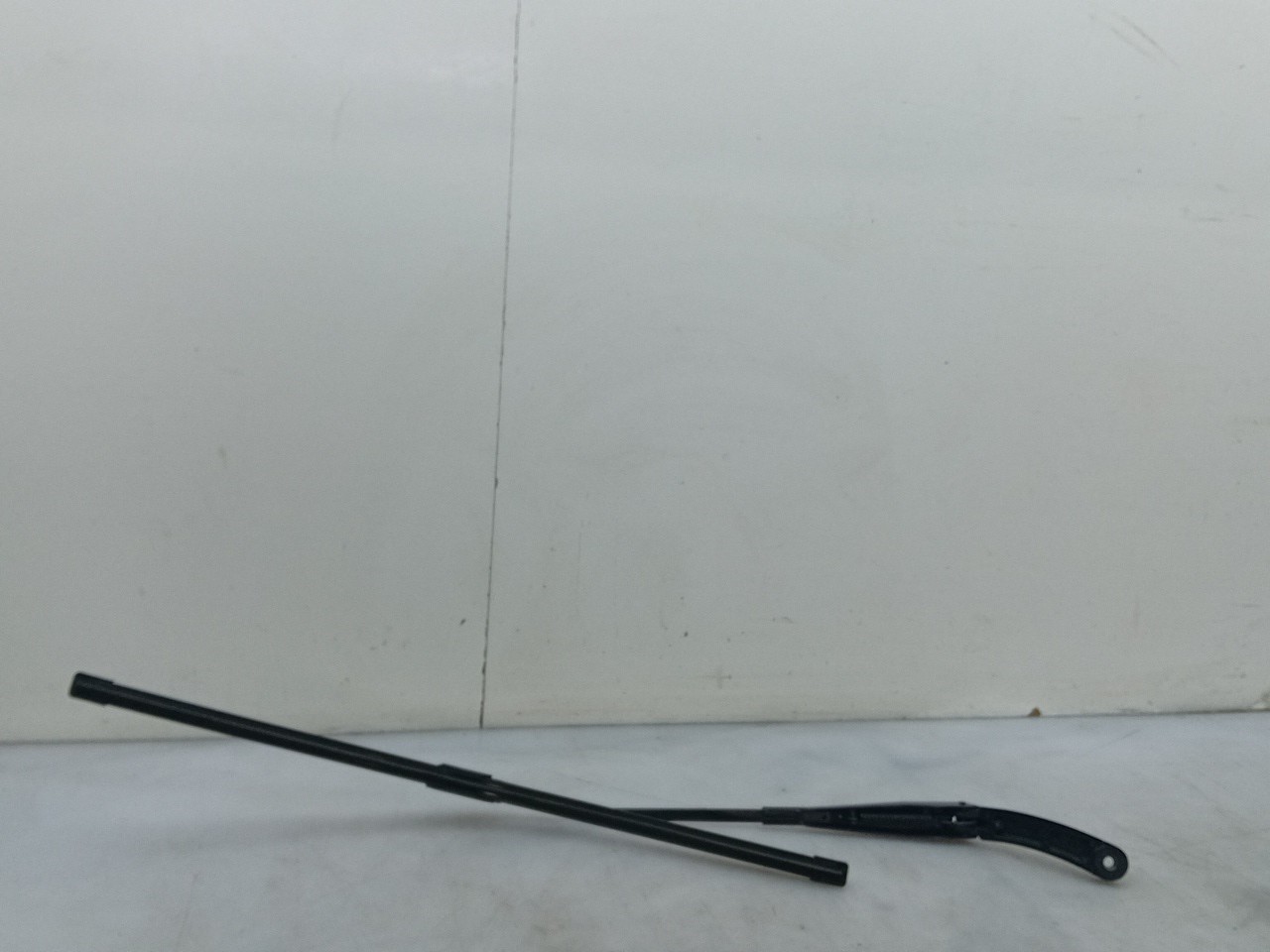 Windscreen wiper arm Left front AUDI A3 Sportback (8VA, 8VF) Imagem-1