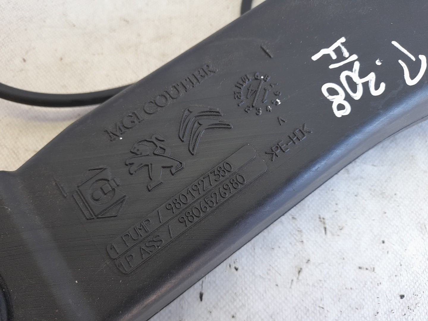 Windshield washer tank PEUGEOT 308 II Imagem-1