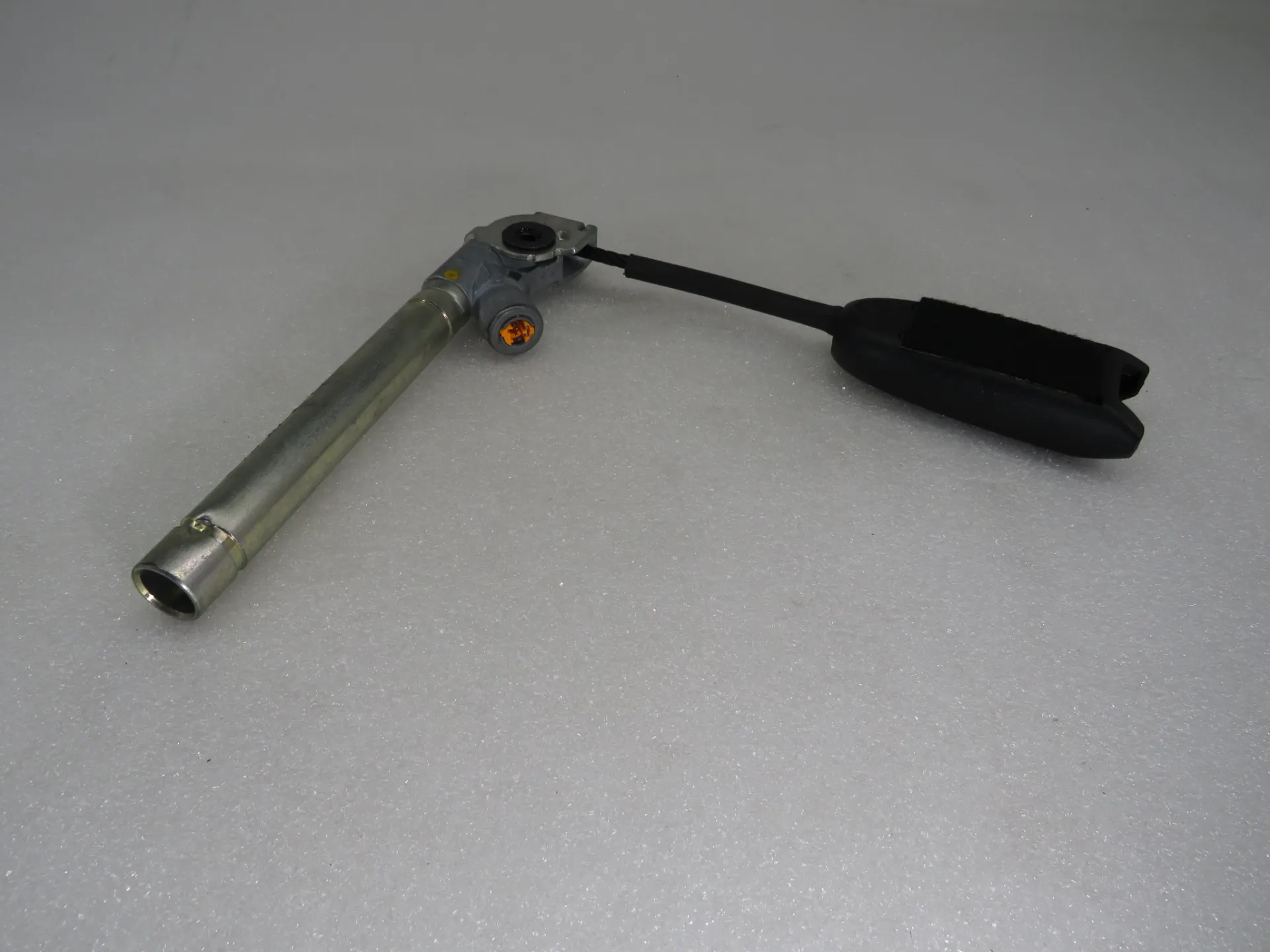 Left front seatbelt pretensioner RENAULT Megane III (BZ0_) Imagem-1