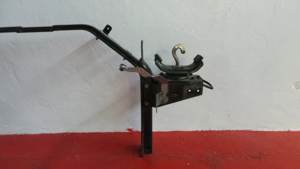 Traverse Support Radiateur MITSUBISHI Fuso Imagem-1