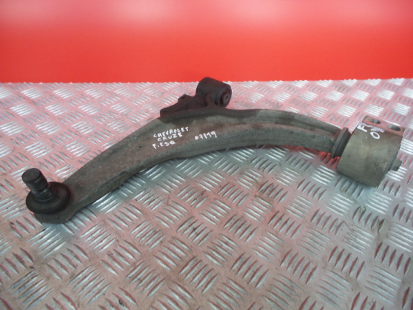 Braço de suspensão frente esquerdo CHEVROLET Cruze (J300)