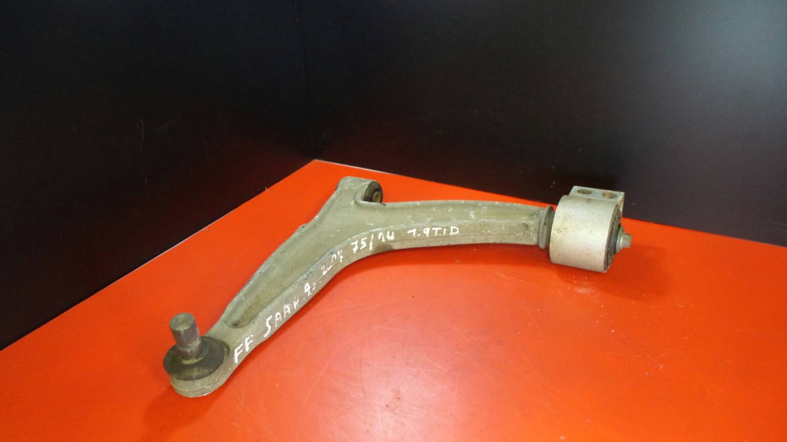 Braccio di sospensione anteriore sinistro SAAB 9-3 Sedan (YS3F)