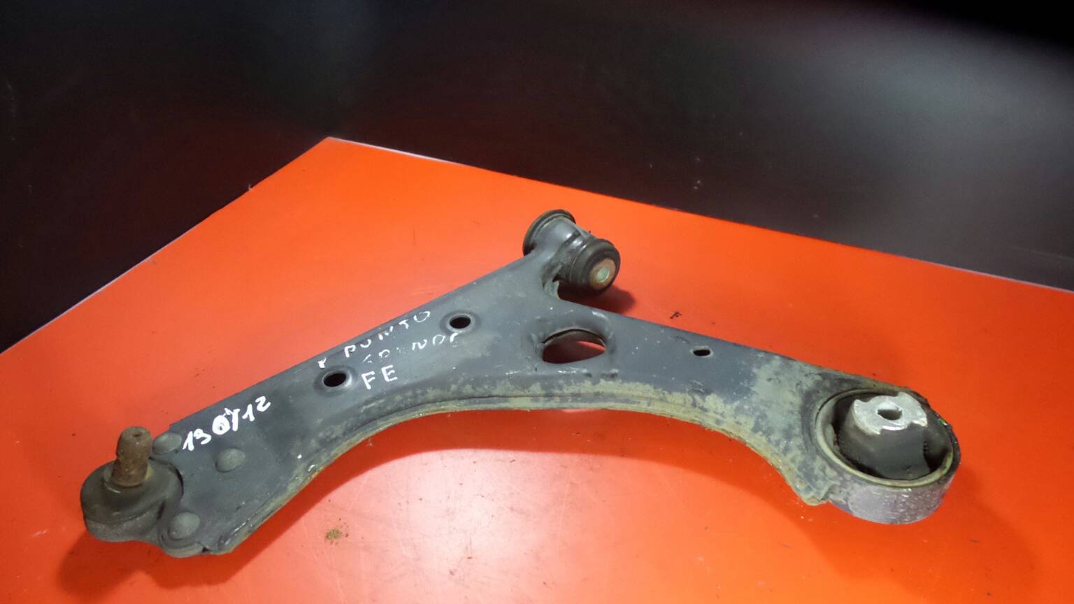 Braço de suspensão frente esquerdo FIAT Grande Punto (199_)