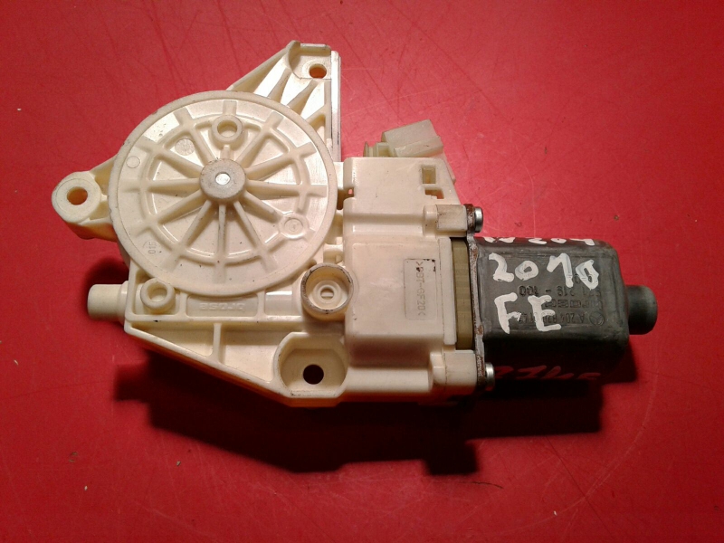 Moteur lève-vitre avant gauche MERCEDES-BENZ Classe C (W204)