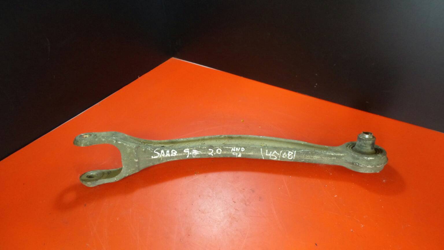 Braccio di sospensione posteriore sinistro SAAB 900 II