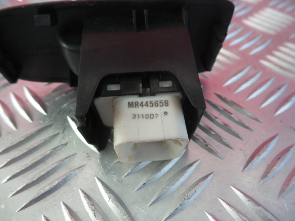 Commande / interrupteur lève-vitre Arrière gauche MITSUBISHI Pajero III (V6_W, V7_W) Imagem-4