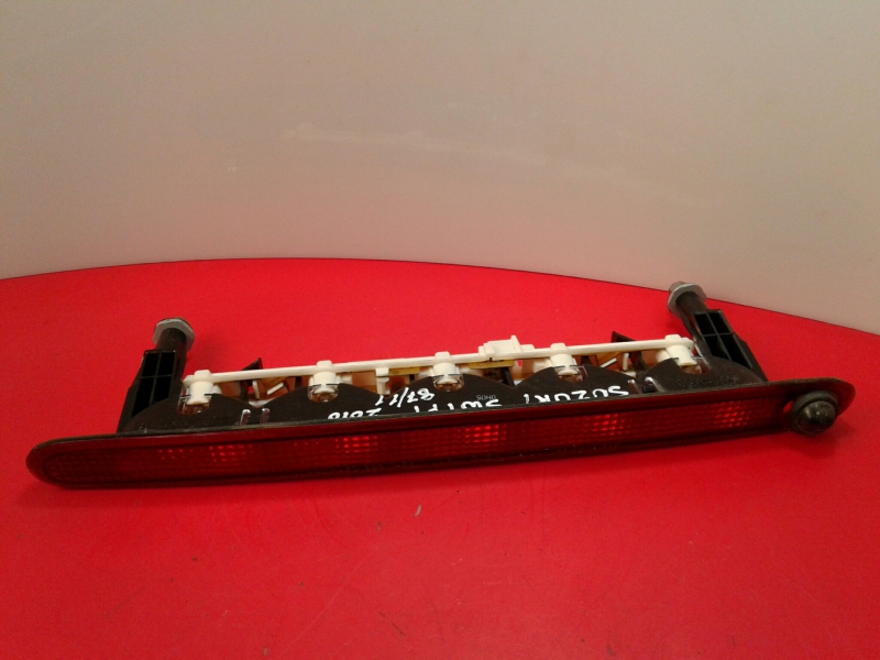 Luz stop adicional / 3º stop SUZUKI Swift IV (FZ, NZ) Imagem-1
