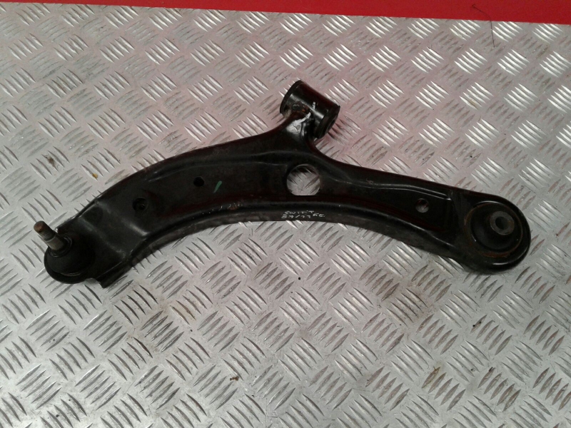Braço de suspensão frente esquerdo SUZUKI Swift IV (FZ, NZ)