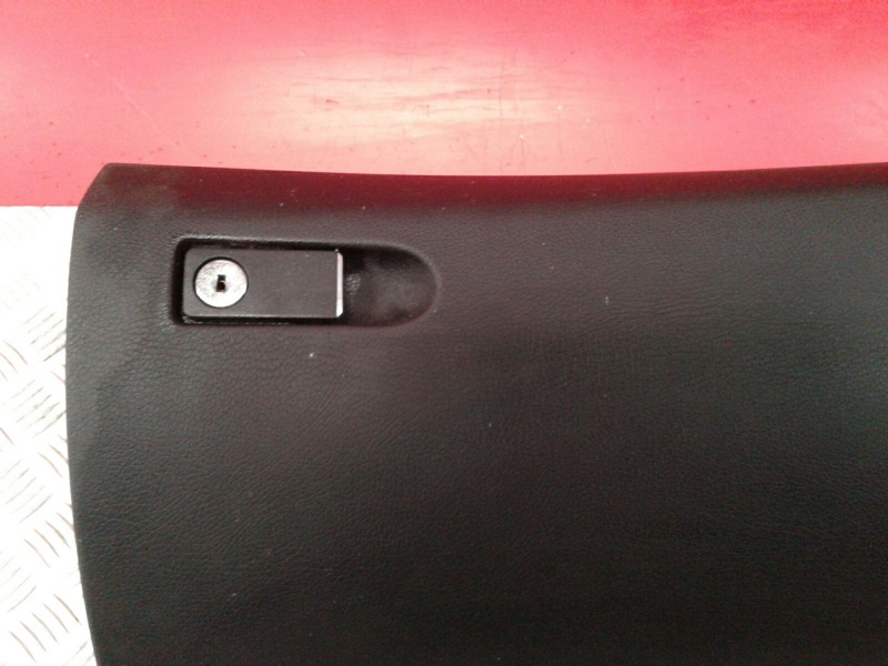 Porta luvas MERCEDES-BENZ Classe C (W204) Imagem-1