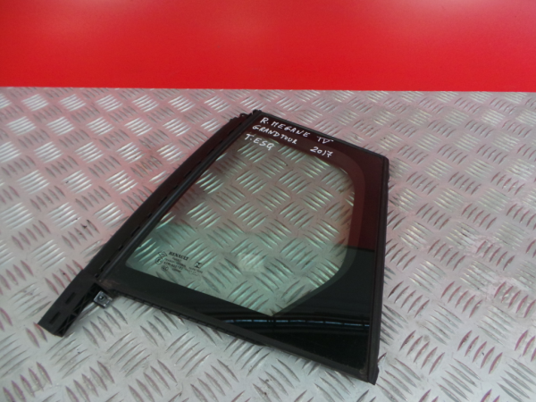 Vidro triangular da porta trás esquerdo RENAULT Megane IV Grandtour (K9A/M_)