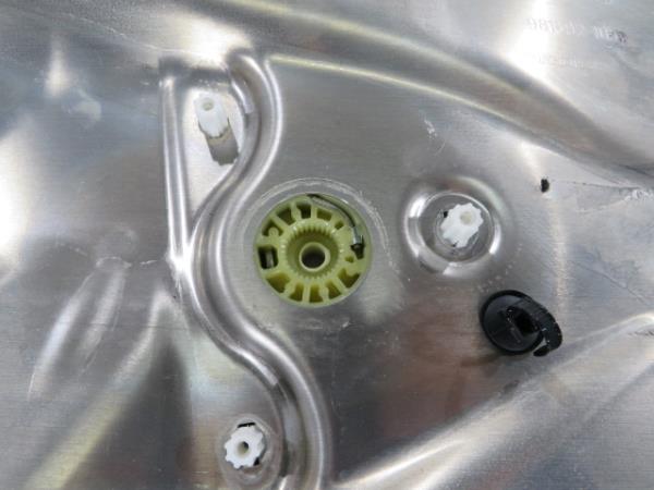 Alzavetro anteriore sinistro MERCEDES-BENZ Classe C (W204) Imagem-2