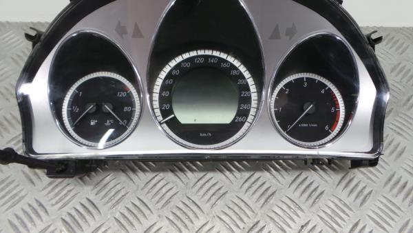 Instrumentenkombination  MERCEDES-BENZ Classe C (W204) Imagem-1