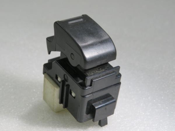 Comando / botão / interruptor vidros trás esquerdo TOYOTA Corolla Sedan (_E10_)