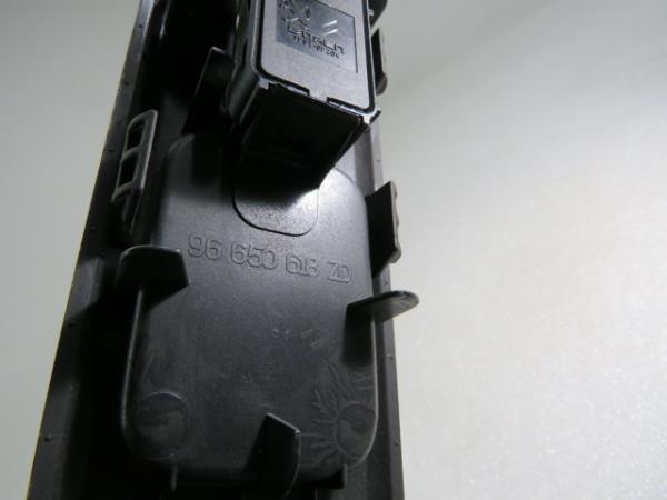 Mando / interruptor elevalunas delantero derecho PEUGEOT 3008 I (0U_) Imagem-4