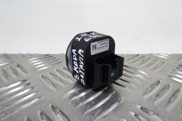 Botão / interruptor electromecânico / relé SKODA Octavia III Hatchback (5E3) Imagem-1