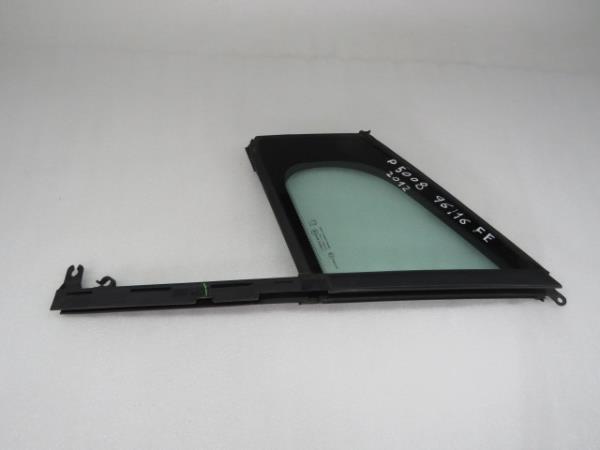 Vidro triangular frente esquerdo PEUGEOT 5008 I (0U_, 0E_)