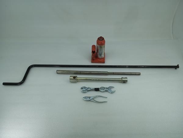 Kit / ensemble d'outils MITSUBISHI Canter (FB7, FB8, FE7, FE8) VII