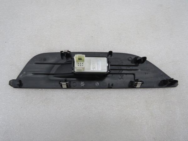 Mando / interruptor elevalunas delantero derecho PEUGEOT 2008 II (U_) Imagem-2