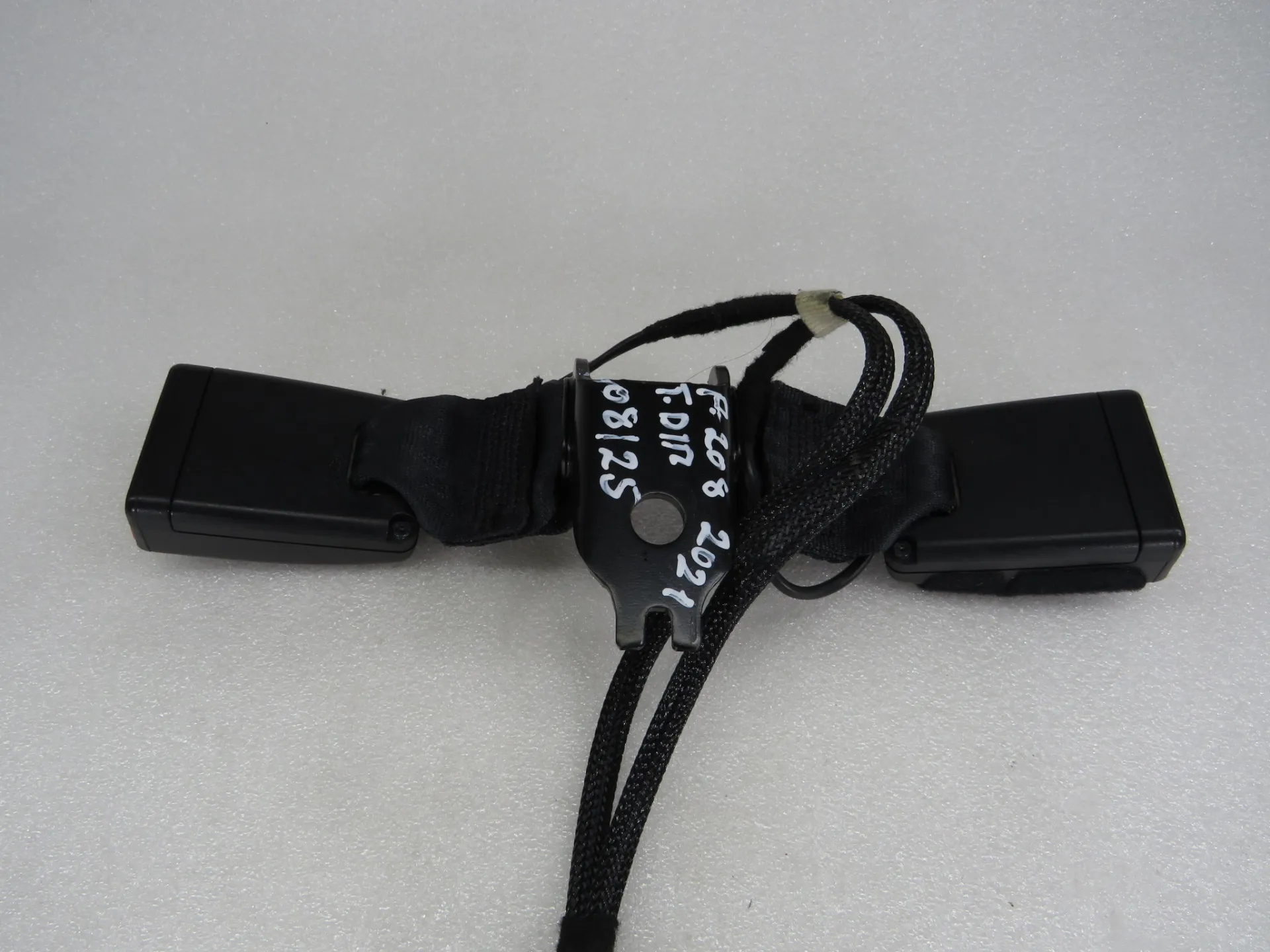 Right rear seatbelt pretensioner PEUGEOT 208 II Imagem-2