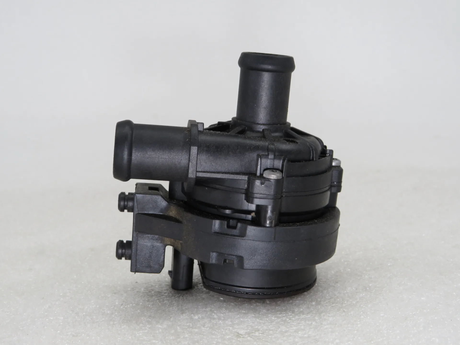 Bomba de agua adicional VOLKSWAGEN Transporter VI Kombi (SGB, SGG, SGJ)
