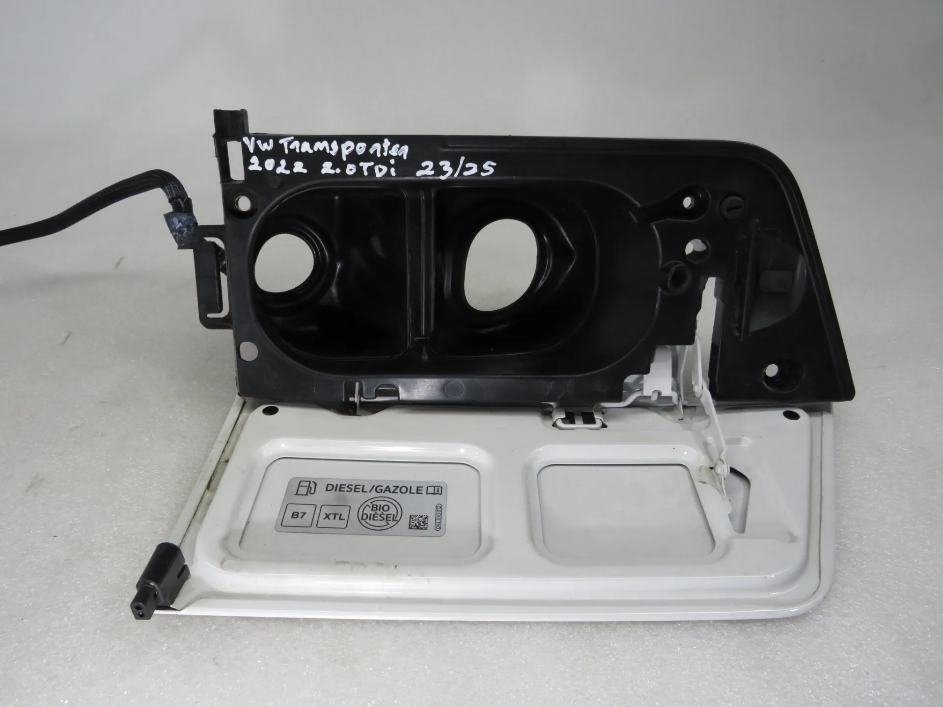 Tappo serbatoio carburante VOLKSWAGEN Transporter VI Kombi (SGB, SGG, SGJ) Imagem-2