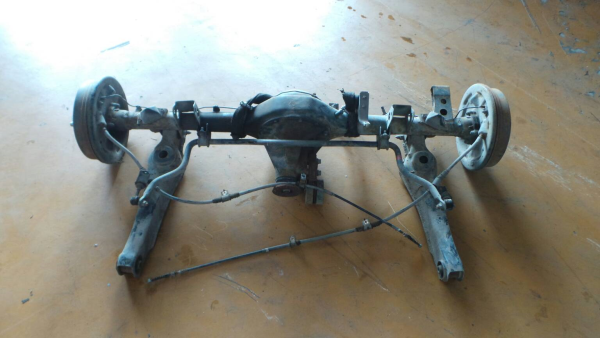 Essieu arrière à tambours HYUNDAI H-1 / Starex (A1)